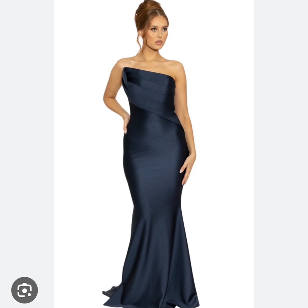 Nicole Bakti. size 4 Gown